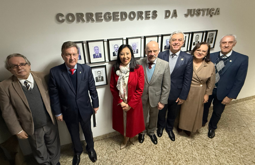 Retrato do desembargador Roberto Antônio Massaro é aposto na galeria dos Corregedores da Justiça do TJPR